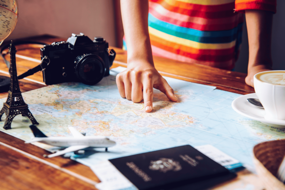 Viajes personalizados. Foto de un viajero eligiendo su destino personalizado en un mapa